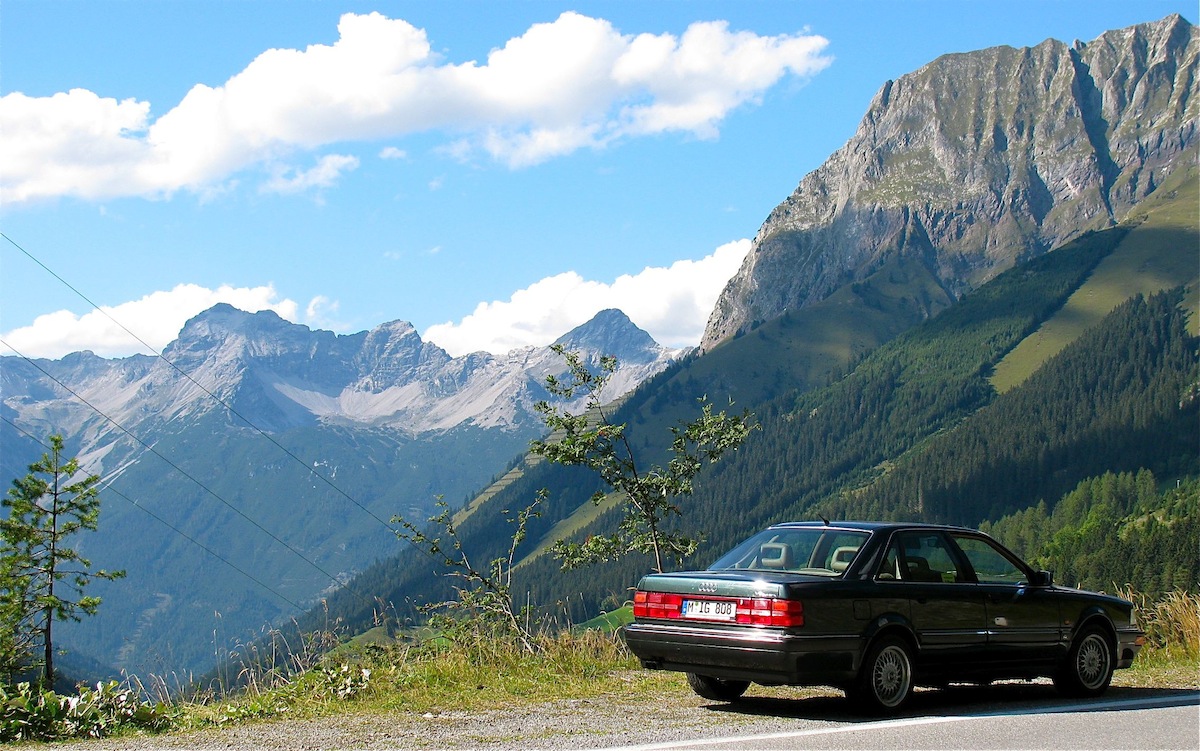 Die Jagd mit dem Audi V8 findet aufgrund seiner Lebensweise meist auf den deutschen Autobahnen statt. Da ein Audi V8 enge Gassen und steile Anstiege scheut, ist die Jagd mit ihm oft mühsam und gefährlich. Der tatsächliche durchreparierte Bestand ist sehr gering, da durch die widrigen Umweltbedingungen, insbesondere im alpinen Winter oder aufgrund schlechter Haltung, viele seiner Art nicht überleben. Auch können Seuchen wie hoher Ölverlust, defekte Zylinderkopfdichtungen, poröse Zahnriemen, siffende Getriebe und andere parasitäre oder infektiöse Erkrankungen für hohe Todesraten mitverantwortlich sein. Doch selbst in proletarischen Regionen kann heute wieder eine nennenswerte Bestandsabschöpfung verzeichnet werden.