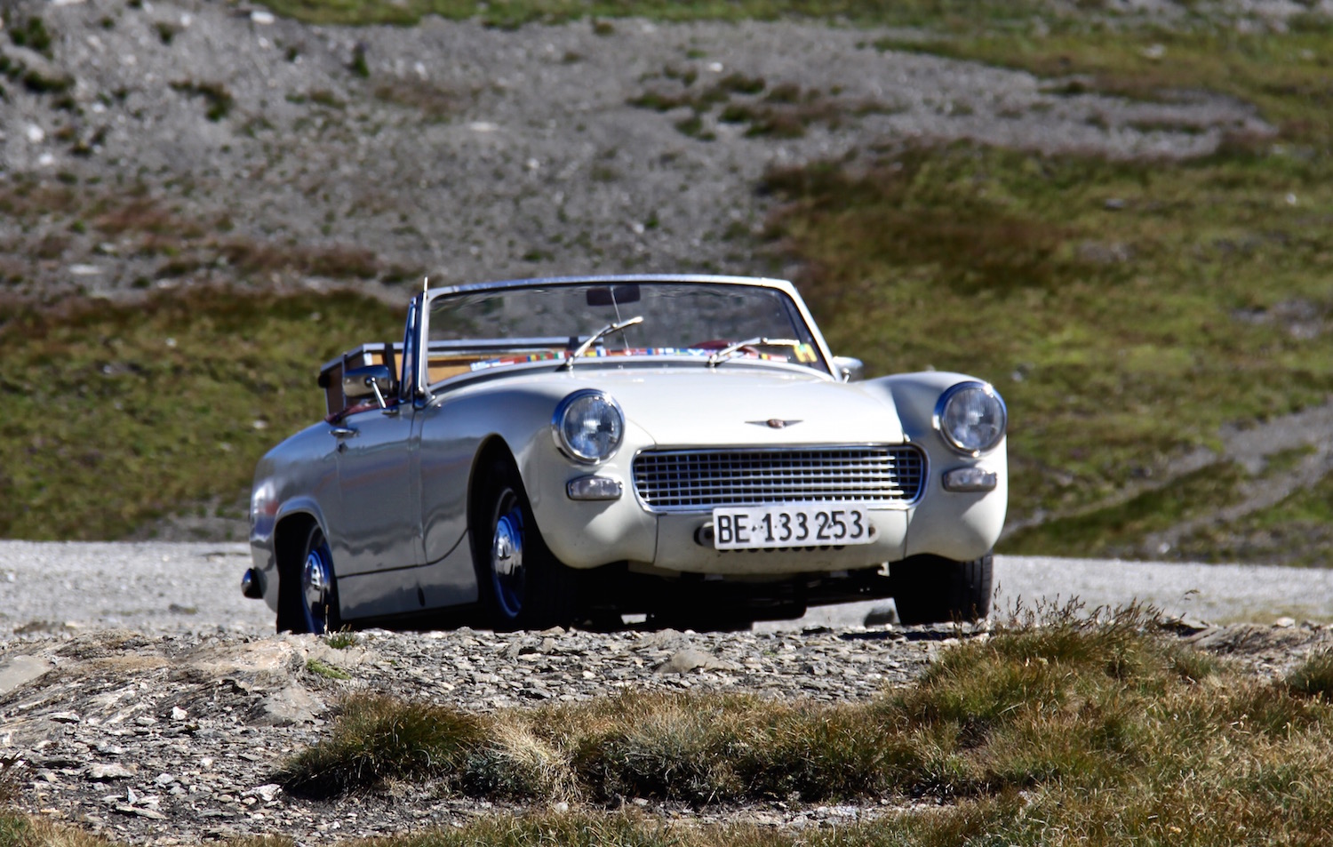 Begegnung der besonderen Art: Ein Aston Martin auf dem Col de l'Iseran, dem höchsten Pass der Reise.