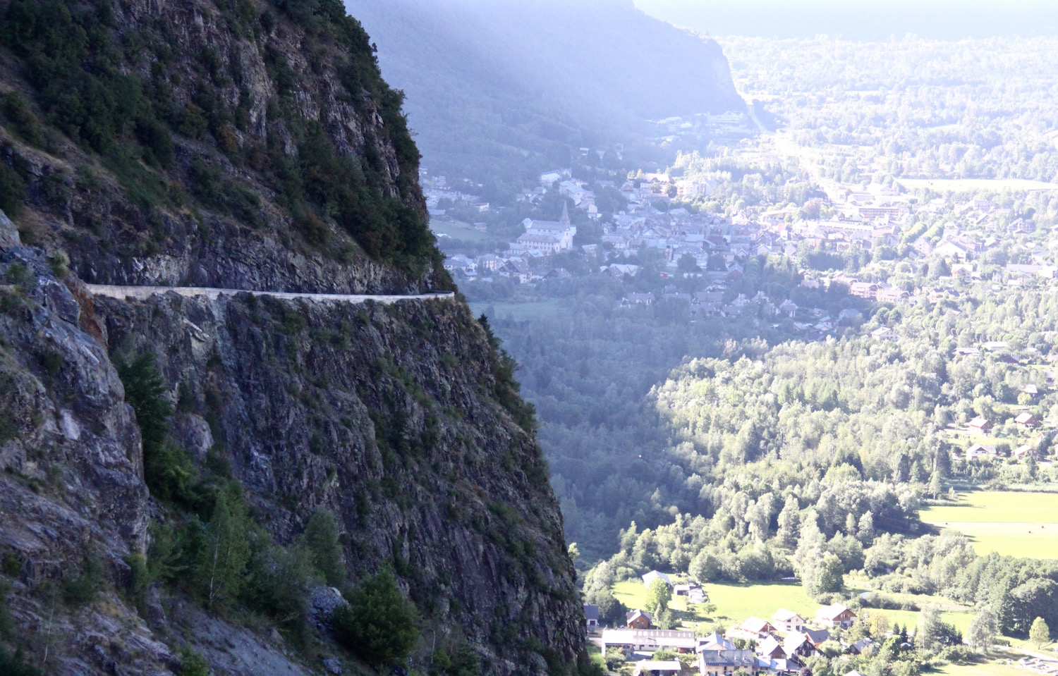 An der Felswand entlang führt die kühnste Hochstraße der Alpen und verzeiht keine Fehler.