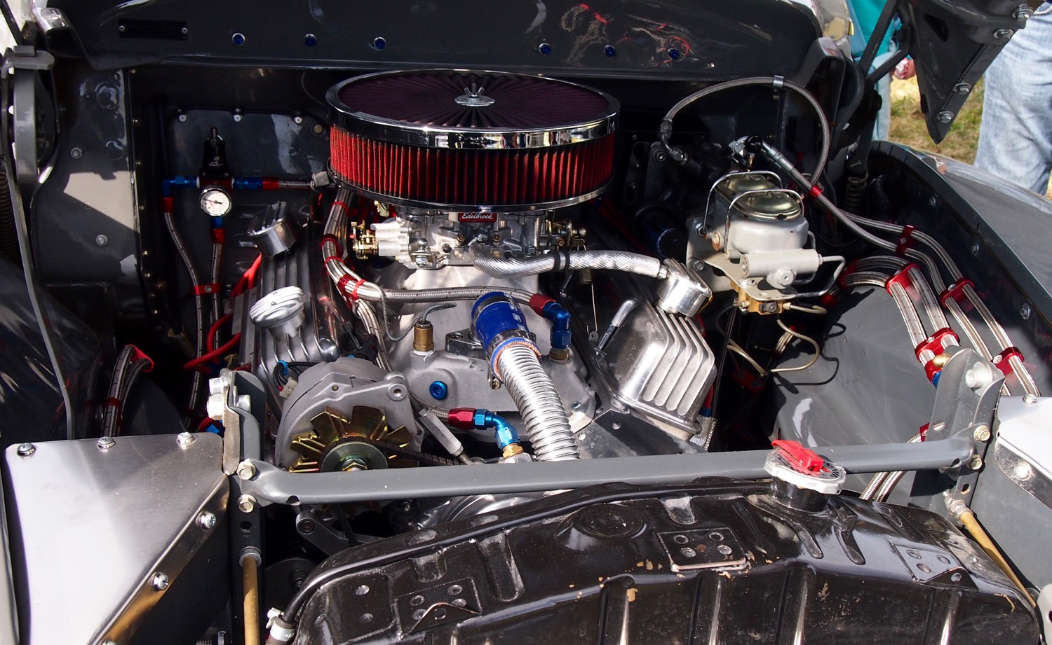 Im Bug des Chrysler Royal C34 stampft ein Chevrolet Small Block Front-Mittelmotor mit 550 PS und Edelbrock-Vergaser.