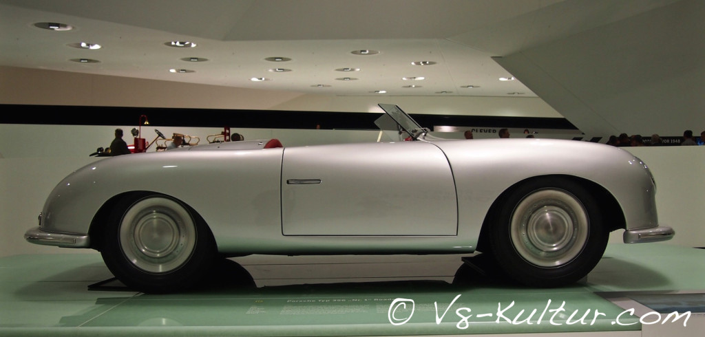 Im Porsche Museum steht der erste Porsche 356 mit einem 35 PS starken Mittelmotor, 585 kg Gesamtgewicht und 135 km/h Spitze.