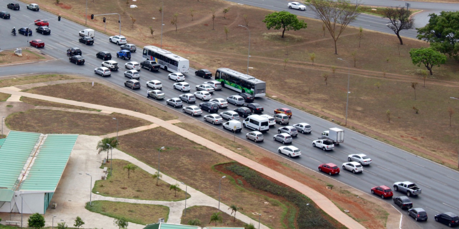 Verkehr im Stadtzentrum von Brasilia, fotografiert vom Fernsehturm.