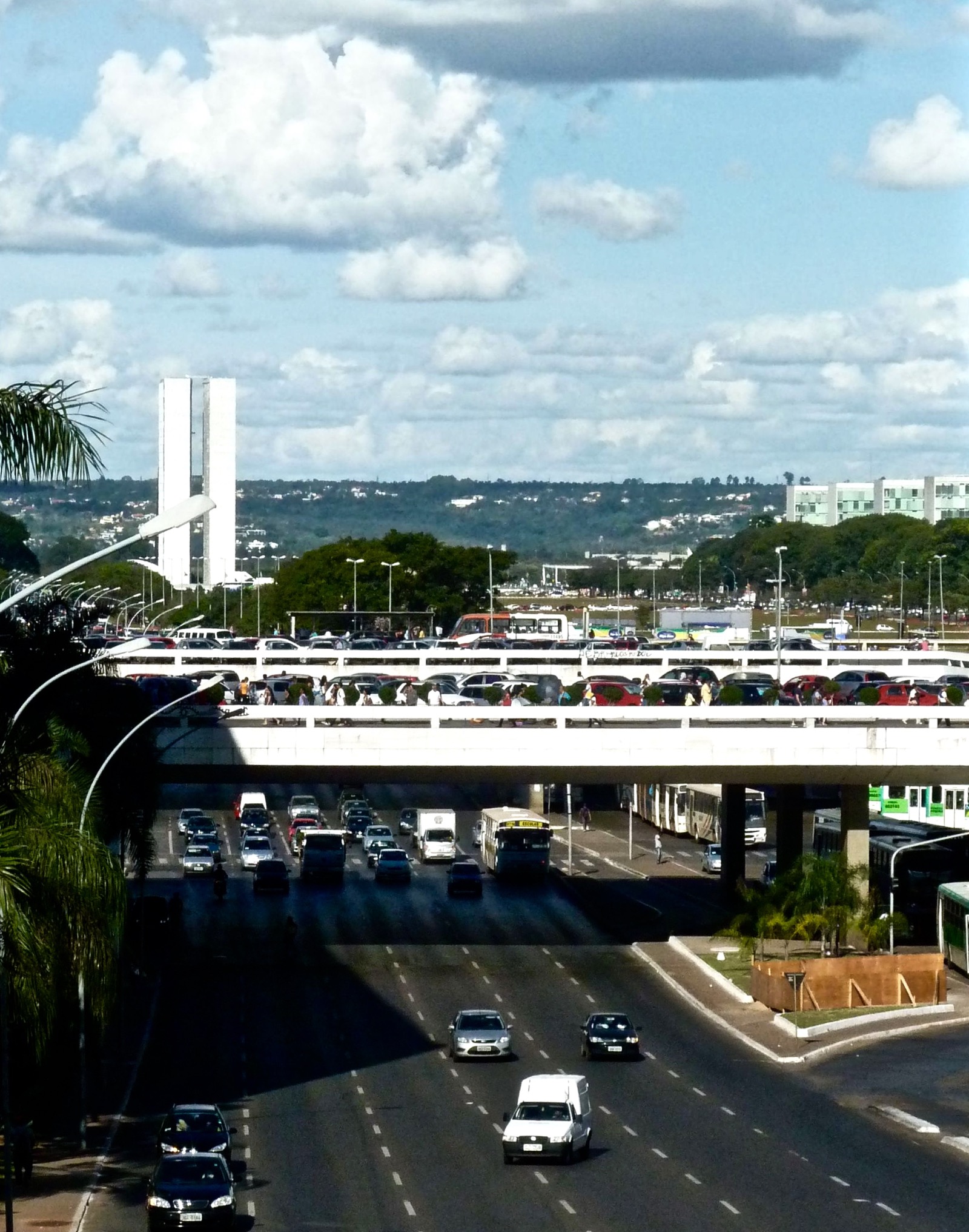 Leichter Verkehr an einer roten Ampel unter dem zentralen Busbahnhof im Stadtzentrum von Brasilia.