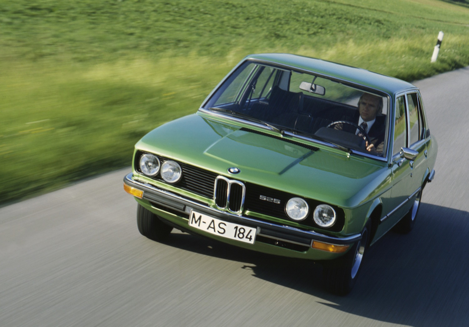 Mit dem E12 präsentiert BMW den ersten 5er - der Nachfolger der „Neuen Klasse“.