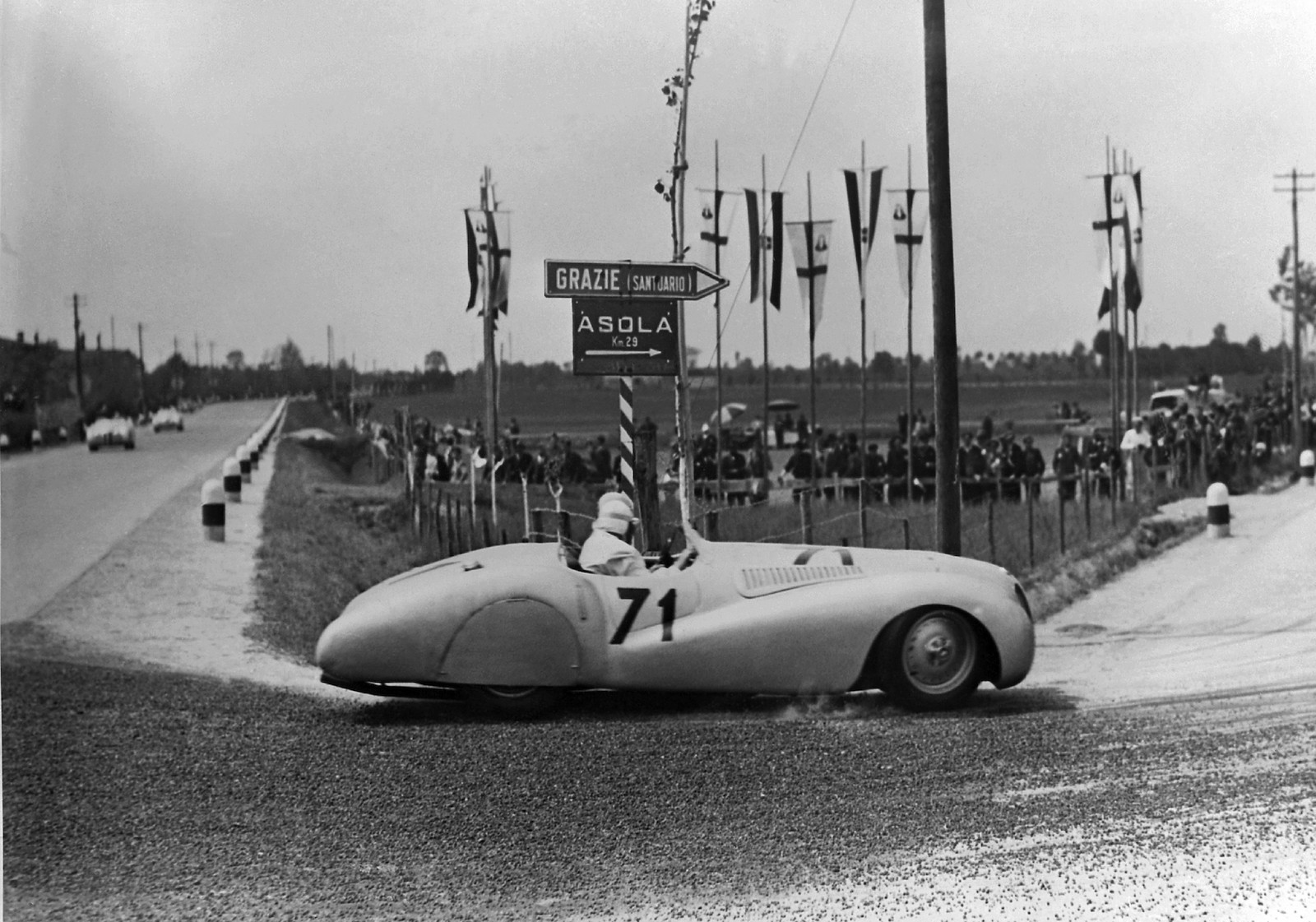 1940 gewannen Fritz Huschke von Hanstein und Walter Bäumel im BMW 328 Touring Coupé mit deutlichem Vorsprung vor dem Zweitplatzierten die Gesamtwertung des legendären Langstreckenrennens Mille Miglia in Italien