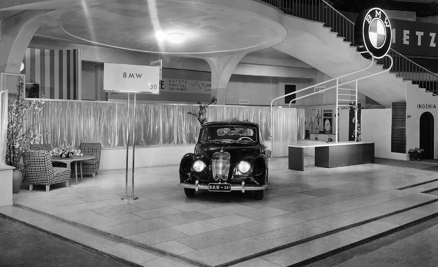 Im November 1952 werden die ersten BMW 501 mit einem 2.0-Liter Reihensechszylinder-Motor und 65 PS an die Händler ausgeliefert. Aufgrund seiner großzügigen Rundungen wird er bald liebevoll „Barockengel“ genannt.