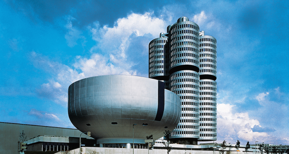 Am 18. Mai 1973 werden das neue Verwaltungsgebäude, der Vierzylinder, und das BMW Museum eingeweiht.