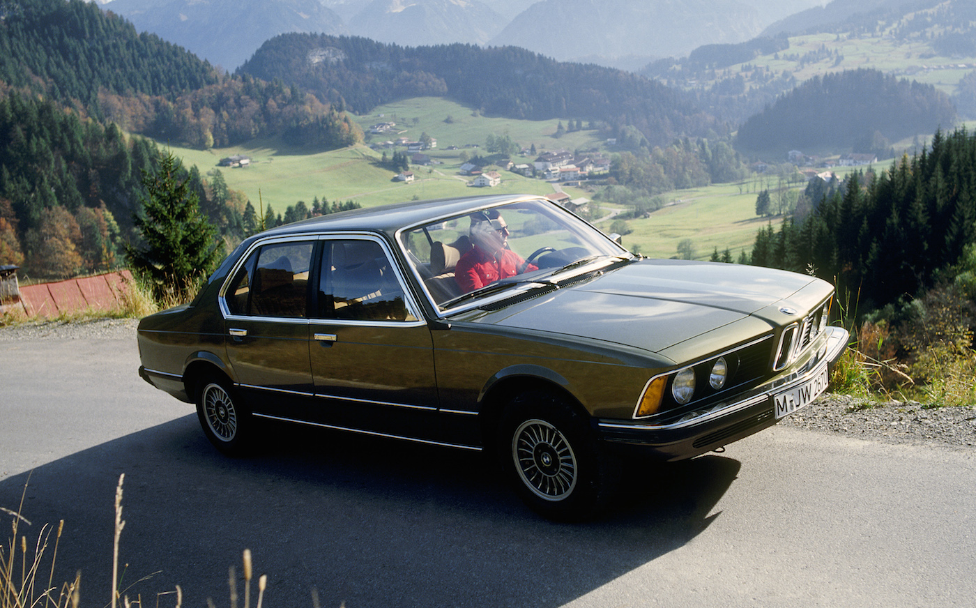 Mit dem BMW E23 kommt ein neues Oberklasse-Modell auf den Markt. Der erste 7er ist der direkte Nachfolger des BMW 2500 (E3).