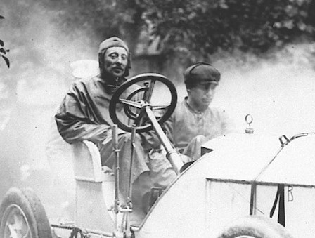 Der Ingenieur Camille Jenatzy trug wegen seiner draufgängerischen Fahrweise und seines roten Bartes den Spitznamen „Der rote Teufel“, rechts daneben sein Mechaniker, der einen Kilometer zurücklaufen musste, um Benzin zu holen.