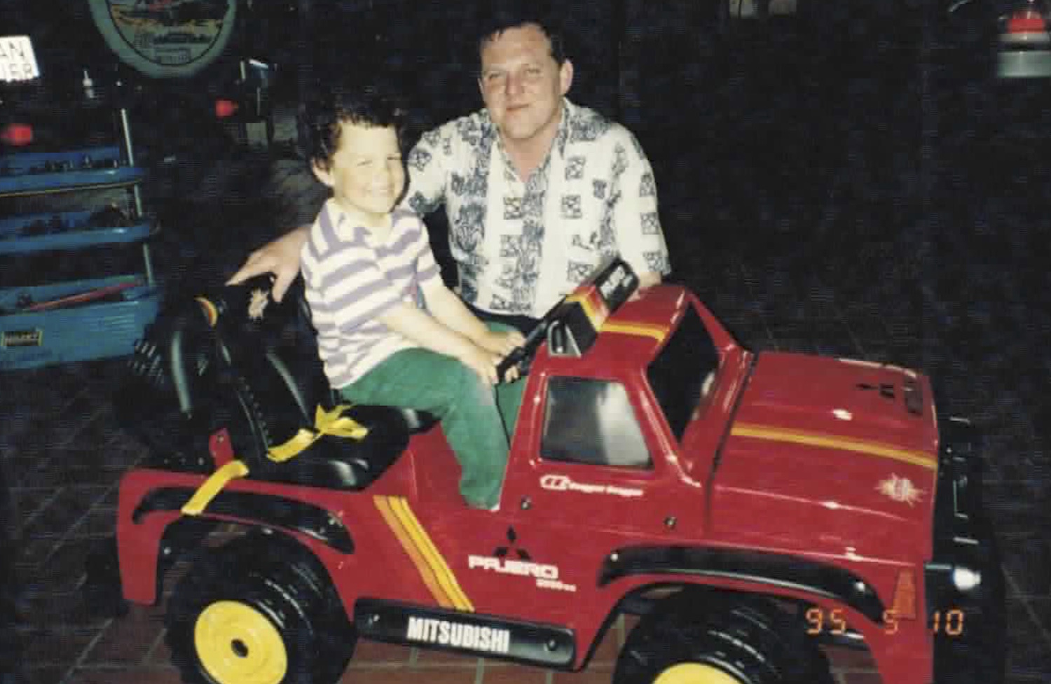 Papa Wohlmannstetter schenkt seinem Sohn einen elektrischen Mitsubishi Pajero zum Geburtstag.