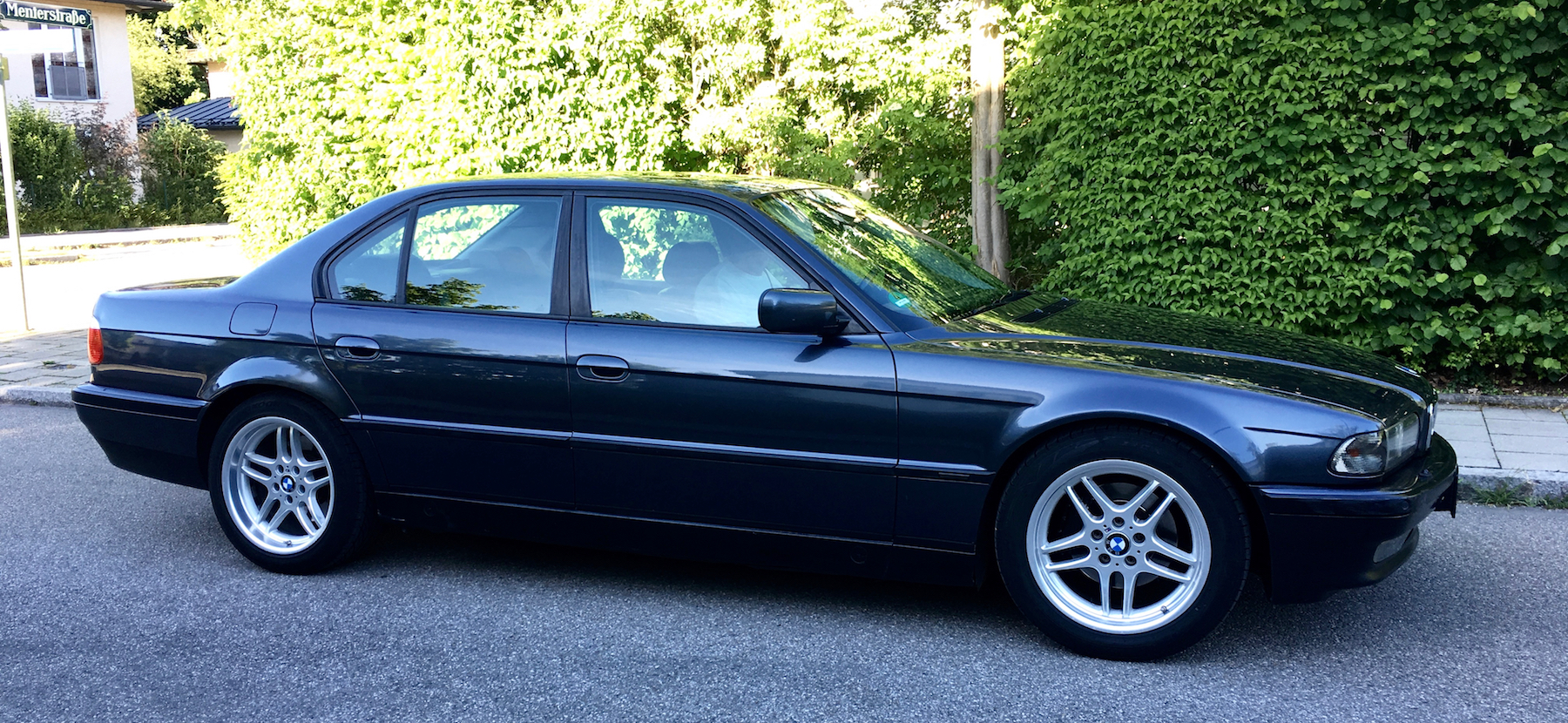 Unser neuer: Ein BMW 728i von 1997 in Fjordgrau und mit mehr als 320.000 km.