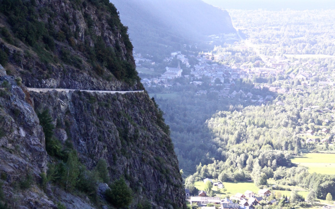 An der Felswand entlang führt die kühnste Autostraße der Alpen und verzeiht keine Fehler.