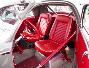 Im Innern des Chrysler Royal C34 sind sowohl die Opel GT-Sitze als auch die verkürzte Rücksitzbank mit feinstem BMW-Leder überzogen.