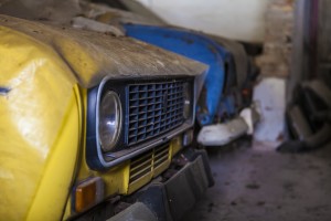 Die Fahrzeuge kauern seit fast fünf Jahrzehnten in der gelben Scheune.