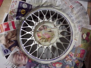 Dann den restlichen Reifen mit Zeitungspapier abkleben. Tipp: Den inneren Kreis, der nachher vom Nabendeckel verdeckt wird, ebenfalls abkleben – das spart Sprühfolie.