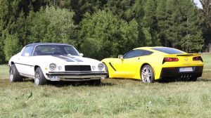 Stammen aus dem gleichen GM-Stall, aber unterschiedlichen Jahren: ein Camaro aus den frühen 70ern und die aktuelle Corvette C7.