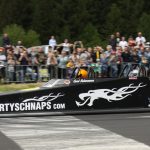 Drag Race-Profi Gerd Habermann mit seinem Renntaxi, einem Dragster der Super Competition-Klasse mit 1000 PS; das bedeutet für den Gewinner der Mitfahrt in 1,1 Sekunden von Null auf Hundert!