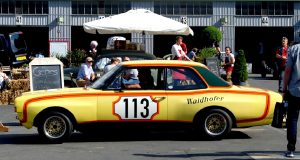 Die Gelbe Gefahr, ein Opel Commodore A, im historischen Fahrerlager auf dem Oldtimer Grand Prix 2016.