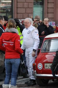 Die Rallyelegende Rauno Aaltonen ist sofort umringt von seinen Fans - der sympathische Finne lässt es dieses Jahr mit seinem Mini etwas ruhiger angehen als 1967