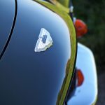 Das Aston Martin Emblem auf der Motorhaube.