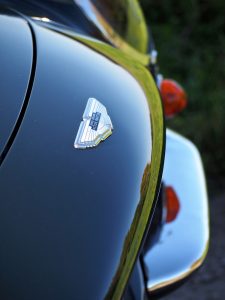 Das Aston Martin Emblem auf der Motorhaube.